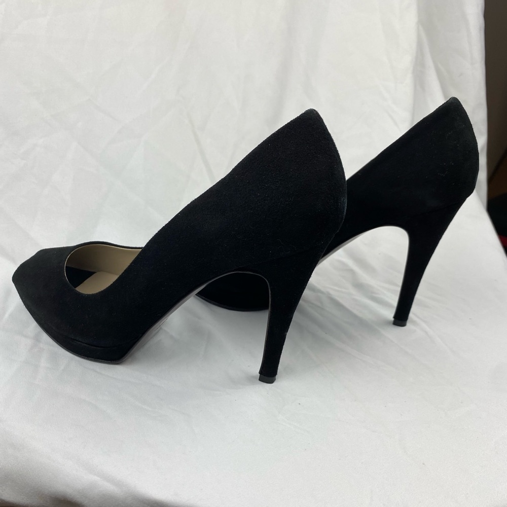 Diane 
HH Platform Peep Toe

Color: Blk Suede
size: 41 (EURO) USA 10.5